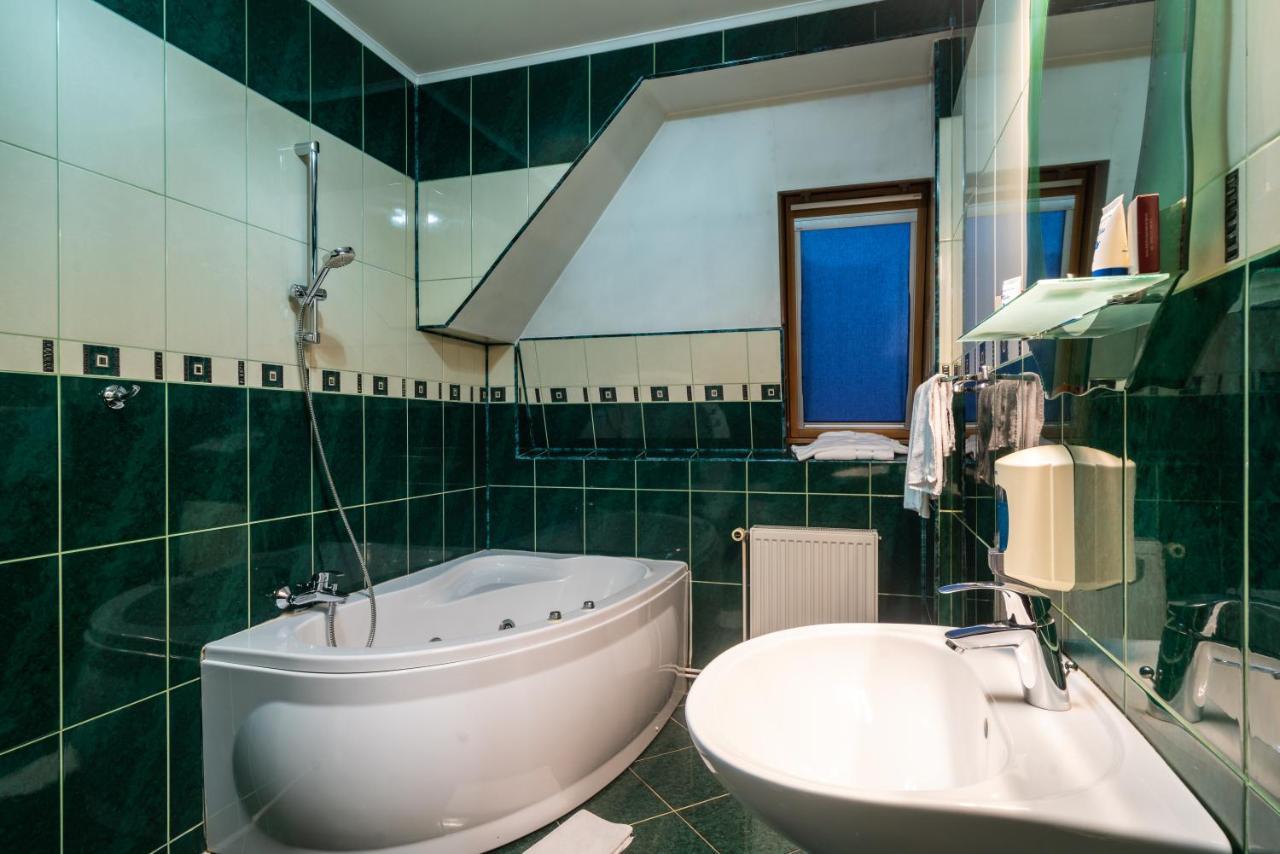 Hotel Europa Тиргу-Жіу Екстер'єр фото